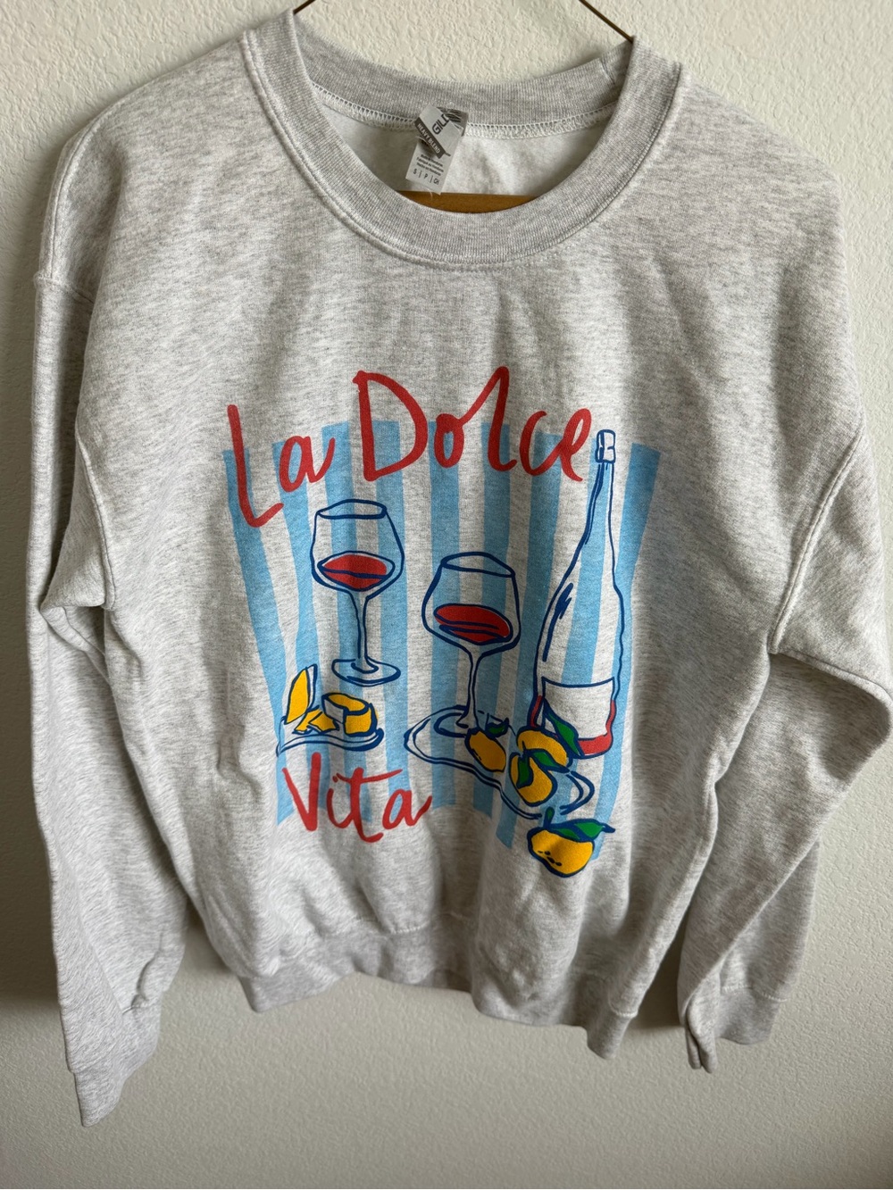 Gildan Light Gray 'La Dolce Vita' Graphic Crewneck with Red, Blue & Yellow Print